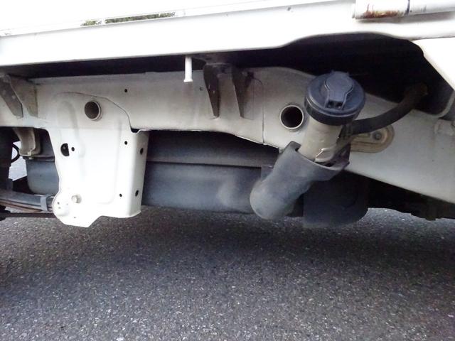 キャリイトラック 4WD 5速マニュアル エアコン パワステ 荷台ゴムマット付き ゲートプロテクター付き AMFMラジオ(10枚目)