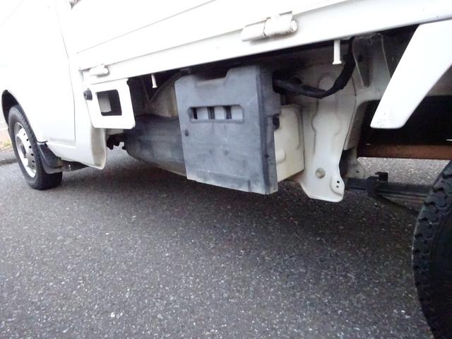 キャリイトラック 4WD 5速マニュアル エアコン パワステ 荷台ゴムマット付き ゲートプロテクター付き AMFMラジオ(11枚目)