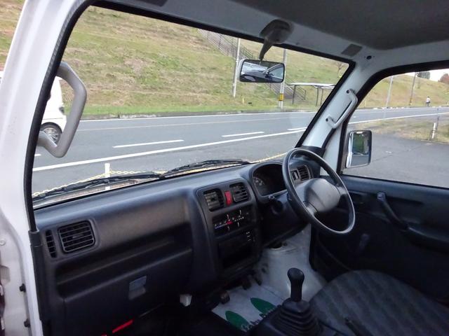 キャリイトラック 4WD 5速マニュアル エアコン パワステ 荷台ゴムマット付き ゲートプロテクター付き AMFMラジオ(12枚目)