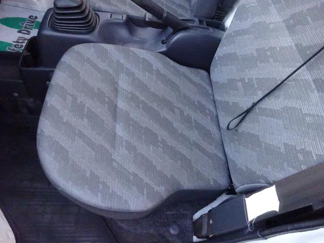 キャリイトラック 4WD 5速マニュアル エアコン パワステ 荷台ゴムマット付き ゲートプロテクター付き AMFMラジオ(14枚目)