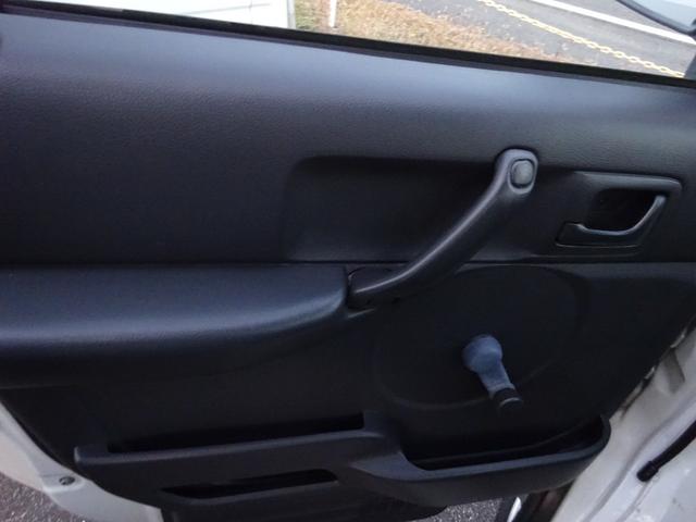 キャリイトラック 4WD 5速マニュアル エアコン パワステ 荷台ゴムマット付き ゲートプロテクター付き AMFMラジオ(16枚目)