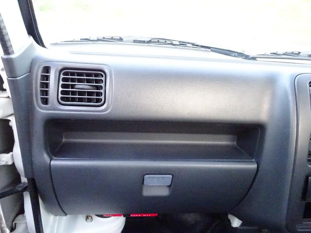 キャリイトラック 4WD 5速マニュアル エアコン パワステ 荷台ゴムマット付き ゲートプロテクター付き AMFMラジオ(17枚目)