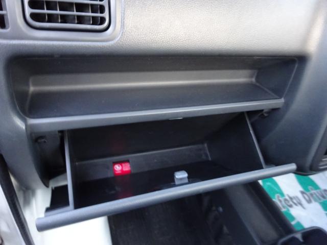 キャリイトラック 4WD 5速マニュアル エアコン パワステ 荷台ゴムマット付き ゲートプロテクター付き AMFMラジオ(18枚目)