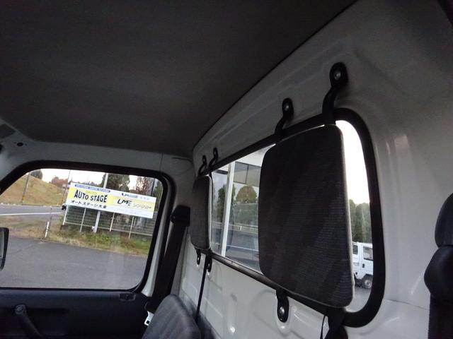 キャリイトラック 4WD 5速マニュアル エアコン パワステ 荷台ゴムマット付き ゲートプロテクター付き AMFMラジオ(20枚目)