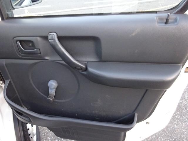 キャリイトラック 4WD 5速マニュアル エアコン パワステ 荷台ゴムマット付き ゲートプロテクター付き AMFMラジオ(25枚目)
