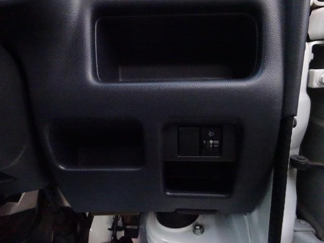 キャリイトラック 4WD 5速マニュアル エアコン パワステ 荷台ゴムマット付き ゲートプロテクター付き AMFMラジオ(27枚目)