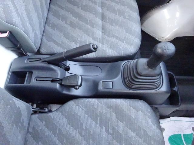 キャリイトラック 4WD 5速マニュアル エアコン パワステ 荷台ゴムマット付き ゲートプロテクター付き AMFMラジオ(29枚目)