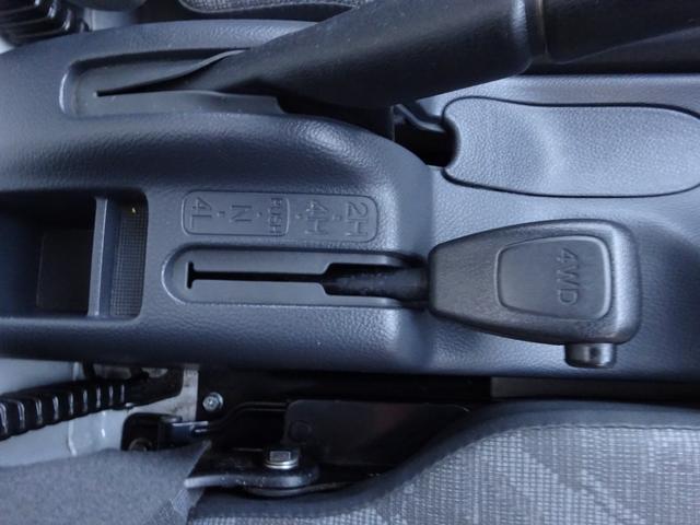 キャリイトラック 4WD 5速マニュアル エアコン パワステ 荷台ゴムマット付き ゲートプロテクター付き AMFMラジオ(30枚目)