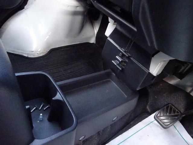 キャリイトラック 4WD 5速マニュアル エアコン パワステ 荷台ゴムマット付き ゲートプロテクター付き AMFMラジオ(33枚目)