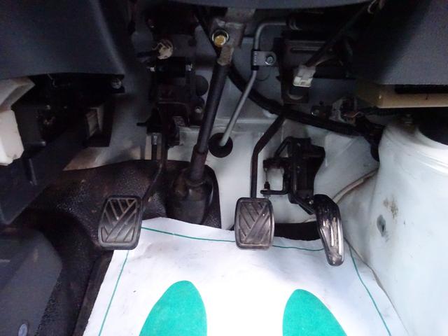 キャリイトラック 4WD 5速マニュアル エアコン パワステ 荷台ゴムマット付き ゲートプロテクター付き AMFMラジオ(34枚目)