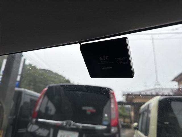 デリカＤ：２ Ｓ　４ＷＤ　ＥＴＣ　ＴＶ　両側電動スライドドア　ＨＩＤ　スマートキー　電動格納ミラー　シートヒーター　ウォークスルー　ＣＶＴ　純正１５インチアルミホイール盗難防止システム　衝突安全ボディ　ＡＢＳ　エアコン（9枚目）