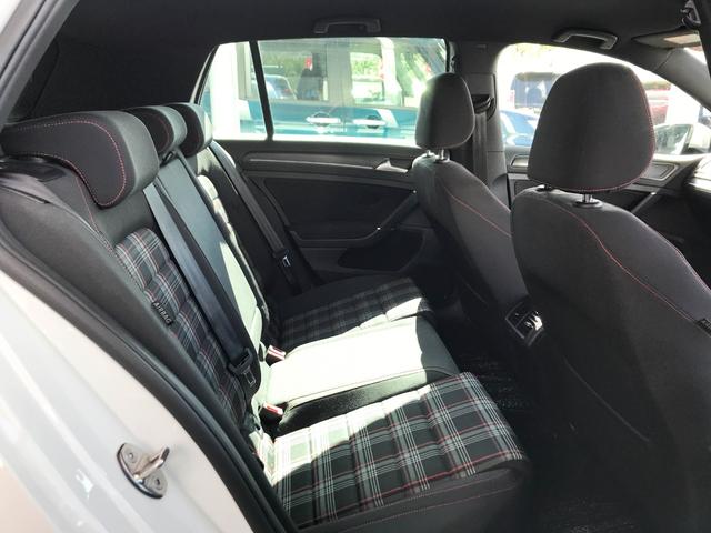 ゴルフＧＴＩ ベースグレード　禁煙　６速ＭＴ　デジタルメーター　ＤＣＣ　レーダーブレーキ　レーンアシスト　バックカメラ　１８インチＡＷ　ＥＴＣ２．０　１年保証付き（12枚目）
