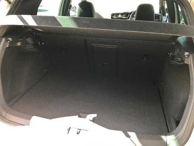 ゴルフＧＴＩ ベースグレード　禁煙　６速ＭＴ　デジタルメーター　ＤＣＣ　レーダーブレーキ　レーンアシスト　バックカメラ　１８インチＡＷ　ＥＴＣ２．０　１年保証付き（17枚目）