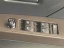 格納式リモコンドアミラーと、パワーウィンドウマスタースイッチです。車内の換気も運転席から簡単に行えます。
