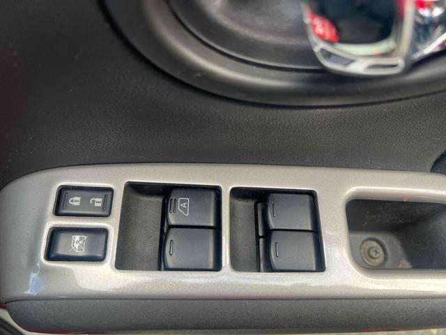 パワーウィンドウのスイッチですよ。運転席に居ながら窓を開け閉めのコントロールできますよ。