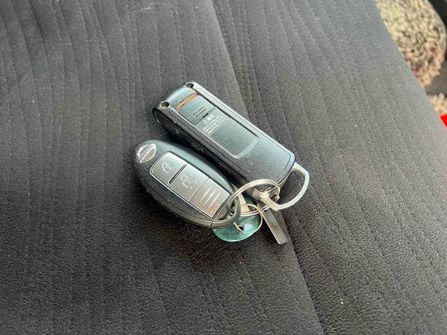 スマートエントリーキーシステムです。鍵を持っていればドアロック、解除、エンジン始動も楽チンです。イチイチ鍵を出す手間も無くなりますよ。悪天候時にも重宝しますね。