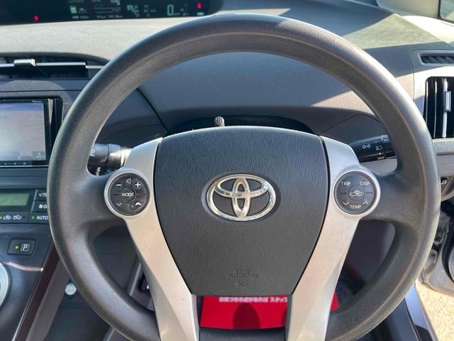 プリウス Ｌ　ドライブレコーダー　ＥＴＣ　バックカメラ　ナビ　ＴＶ　アルミホイール　ＣＶＴ　スマートキー　アイドリングストップ　電動格納ミラー　盗難防止システム　ＣＤ　Ｂｌｕｅｔｏｏｔｈ　衝突安全ボディ　ＡＢＳ（3枚目）