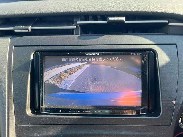 プリウス Ｌ　ドライブレコーダー　ＥＴＣ　バックカメラ　ナビ　ＴＶ　アルミホイール　ＣＶＴ　スマートキー　アイドリングストップ　電動格納ミラー　盗難防止システム　ＣＤ　Ｂｌｕｅｔｏｏｔｈ　衝突安全ボディ　ＡＢＳ（4枚目）