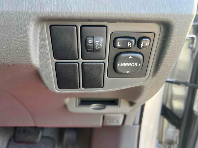 プリウス Ｌ　ドライブレコーダー　ＥＴＣ　バックカメラ　ナビ　ＴＶ　アルミホイール　ＣＶＴ　スマートキー　アイドリングストップ　電動格納ミラー　盗難防止システム　ＣＤ　Ｂｌｕｅｔｏｏｔｈ　衝突安全ボディ　ＡＢＳ（10枚目）