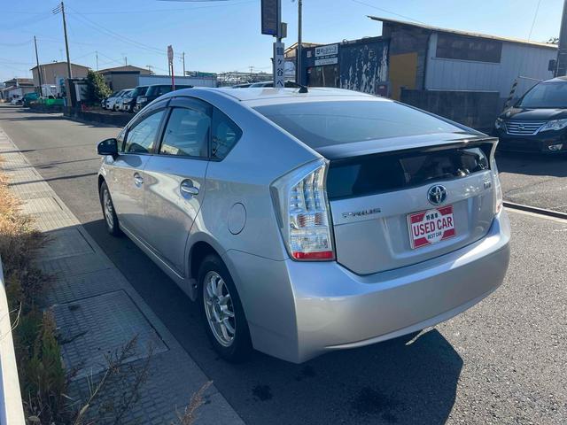 プリウス Ｌ　ドライブレコーダー　ＥＴＣ　バックカメラ　ナビ　ＴＶ　アルミホイール　ＣＶＴ　スマートキー　アイドリングストップ　電動格納ミラー　盗難防止システム　ＣＤ　Ｂｌｕｅｔｏｏｔｈ　衝突安全ボディ　ＡＢＳ（14枚目）