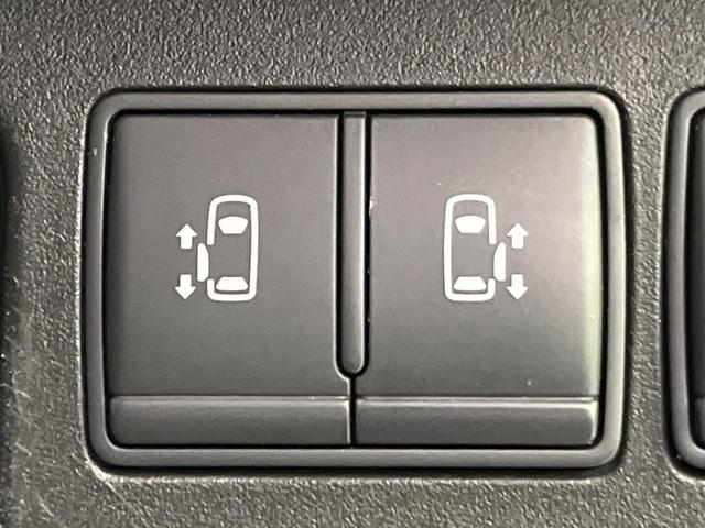 セレナ ライダー 両側電動ドア 純正ナビ バックカメラ スマートキー LEDヘッド ETC クルコン オートライト オートエアコン Bluetooth再生 CD/DVD再生 フルセグ 革巻きステアリング ドアバイザー(3枚目)