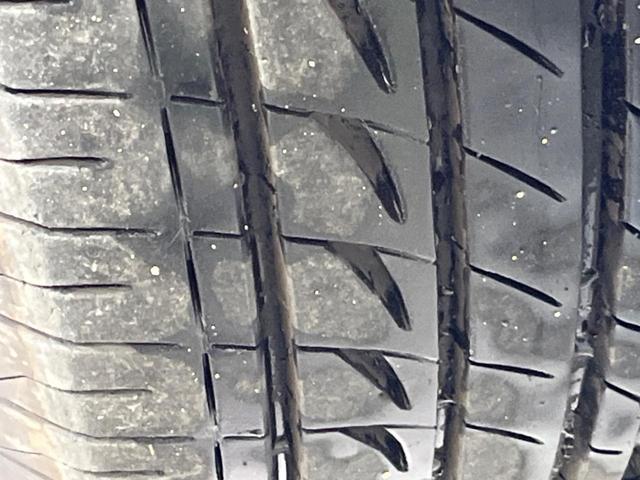 スカイライン ２５０ＧＴ　タイプＶ　純正ＳＤナビ　バックカメラ　電動リアゲート　スマートキー　ＨＩＤヘッド　ＥＴＣ　オートライト　デュアルエアコン　純正１７インチＡＷ　ＣＤ／ＤＶＤ再生　フルセグ　横滑り防止装置　ドアバイザー（26枚目）