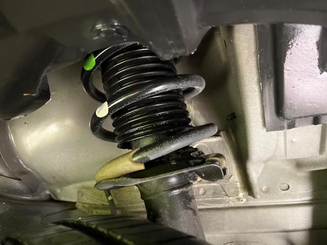 ノート メダリスト エマージェンシーブレーキパッケージ 純正ナビ 全周囲カメラ 衝突軽減 ハーフレザーシート コーナーセンサー スマートキー ETC オートライト オートエアコン Bluetooth CD/DVD再生 フルセグ レーンアシスト ドアバイザー(26枚目)