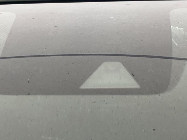 ノート Ｘ　衝突軽減　コーナーセンサー　オートハイビーム　車線逸脱警報　誤発進抑制　スマートキー　ＥＴＣ　純正オーディオ　シートリフター　横滑り防止　ドアバイザー　アイドリングストップ　プライバシーガラス（24枚目）