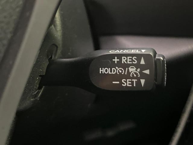 【レーダークルーズコントロール】高速道路での長距離走行が楽に！！自動で速度を保つクルーズコントロールが、衝突軽減システムと連携し、前方の車両を感知して車間を保つように速度調節してくれます！！