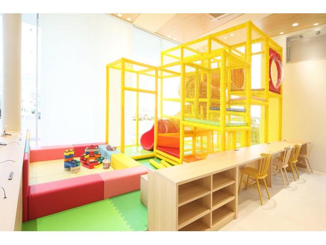 大きなキッズスペースも完備！小さなお子様連れでも、ゆっくりとお車探しをお楽しみいただけます。
