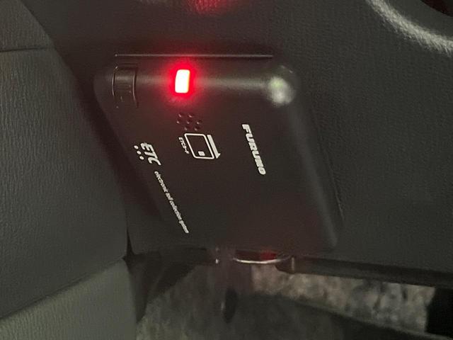 ヤリス X ナビ 衝突軽減装置 スマートキー ETC オートハイビーム 車線逸脱警報 先行車発進告知機能 Bluetooth再生 プライバシーガラス 盗難防止装置 電動格納ドアミラー トラクションコントロール(5枚目)