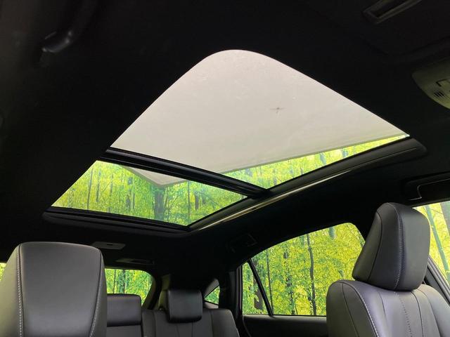 【サンルーフ】開放感たっぷりの希少装備、サンルーフが装着されています！車内に明かりを取り入れたり景色を楽しむ以外にも、車内の空気も簡単に換気できて快適です！