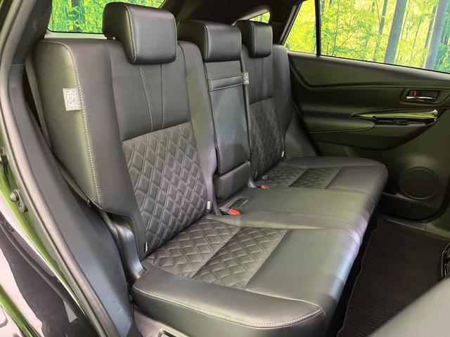 後部座席も気になるようなキズ・汚れやへたり等、大きなダメージはなく、良好な状態です。