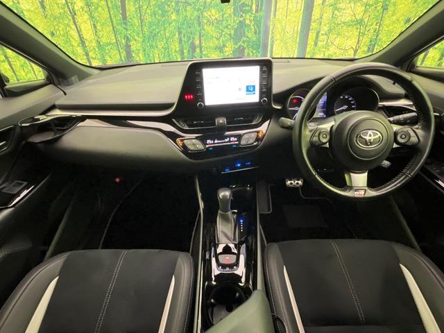 C-HR S GRスポーツ 純正8型ナビ 2トーンカラー 純正19インチAW 衝突軽減 レーダークルーズ バックカメラ 半革シート シートヒーター スマートキー LEDヘッド LEDフォグ ETC オートハイビーム 車線逸脱警報(2枚目)