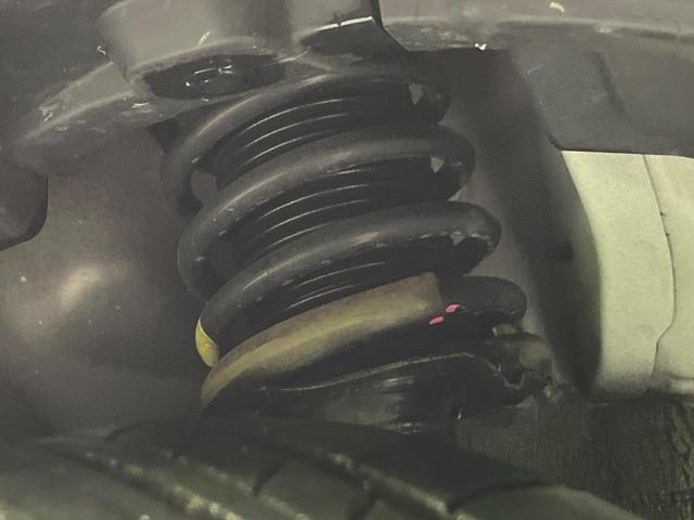 キックス Ｘ　ツートーンインテリアエディション　純正９型ナビ　全周囲カメラ　衝突軽減装置　プロパイロット　半革シート　シートヒーター　コーナーセンサー　スマートキー　ＬＥＤヘッド　ＥＴＣ　純正１７インチＡＷ　車線逸脱警報　オートハイビーム（20枚目）