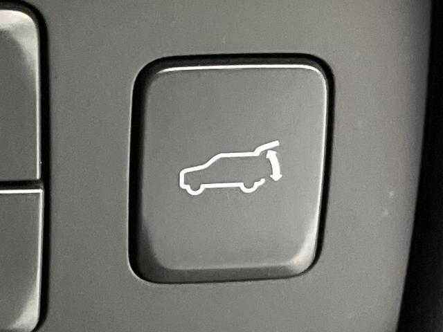 【パワーバックドア】スマートキーや運転席のボタンを押すだけでリアゲートが自動で開閉します！荷物を持っている時や、高い位置にあるバックドアを閉める際に便利な機能です♪