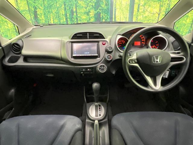 フィット Ｇ　ナビ　バックカメラ　フルセグＴＶ　ＣＤ　ＤＶＤ再生　ＥＴＣ　キーレスキー　電動ミラー　ドアバイザー　ステアリングスイッチ　１４インチＡＷ　エアコン　シガーソケット　エコモード　横滑り防止（2枚目）