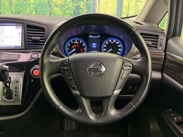 インテリアに合わせたデザインのステアリングは、運転される方のことも考え、運転しやすい形状、大きさです。是非一度、実際に触ってお確かめください。