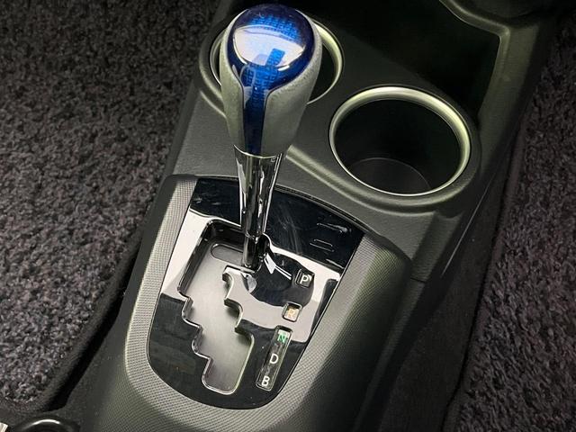 アクア クロスオーバー 純正ナビ 衝突軽減装置 ハーフレザーシート ルーフレール LEDヘッド オートハイビーム 車線逸脱警報 オートエアコン 純正16インチAW 革巻きステアリング 盗難防止装置 Bluetooth再生(24枚目)