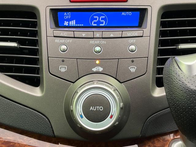 【オートエアコン】一度お好みの温度に設定すれば、車内の温度を検知し風量や温度を自動で調整。暑い…寒い…と何度もスイッチ操作をする必要はありません。快適な車内空間には必須の機能ですね♪