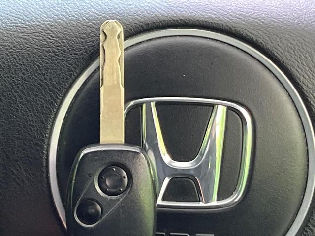 【キーレス】少し離れた場所からでもボタン一つでドアの開錠・施錠ができるのでとっても便利！ドアの鍵穴周りに傷をつけることもありません♪