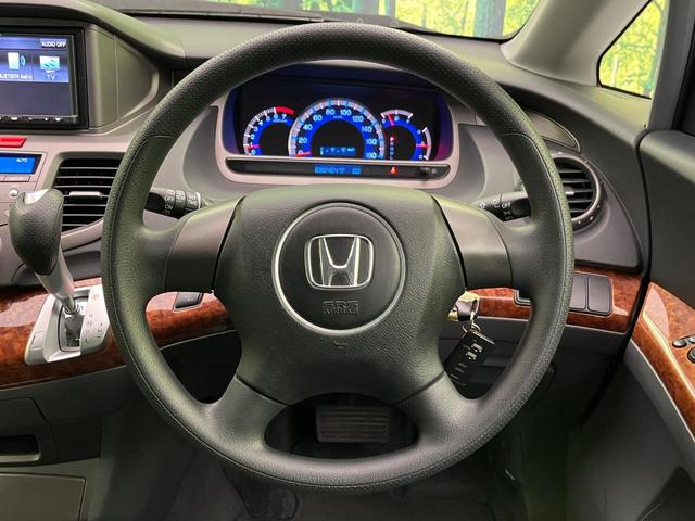 インテリアに合わせたデザインのステアリングは、運転される方のことも考え、運転しやすい形状、大きさです。是非一度、実際に触ってお確かめください。