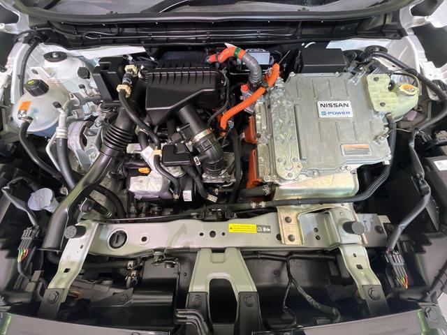 キックス Ｘ　純正９型ナビ　全周囲カメラ　衝突軽減　プロパイロット　２トーンルーフ　コーナーセンサー　ＬＥＤヘッド　オートハイビーム　デジタルインナーミラー　ＥＴＣ　車線逸脱警報　革巻きステアリング　スマートキー（18枚目）