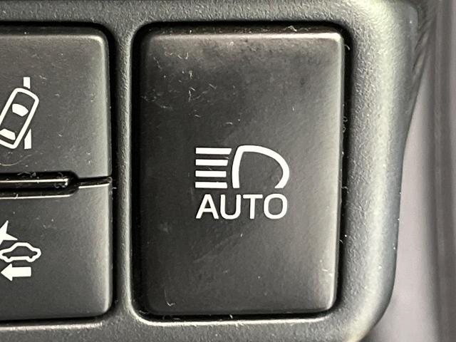 アクア Sスタイルブラック 後期 純正ナビ バックカメラ 衝突軽減 コーナーセンサー オートハイビーム 車線逸脱警報 先行車発進告知機能 オートエアコン スマートキー 横滑り防止装置 Bluetooth CD再生 ドアバイザー(6枚目)