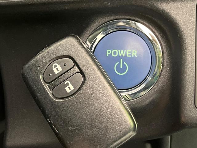 アクア Sスタイルブラック 後期 純正ナビ バックカメラ 衝突軽減 コーナーセンサー オートハイビーム 車線逸脱警報 先行車発進告知機能 オートエアコン スマートキー 横滑り防止装置 Bluetooth CD再生 ドアバイザー(7枚目)