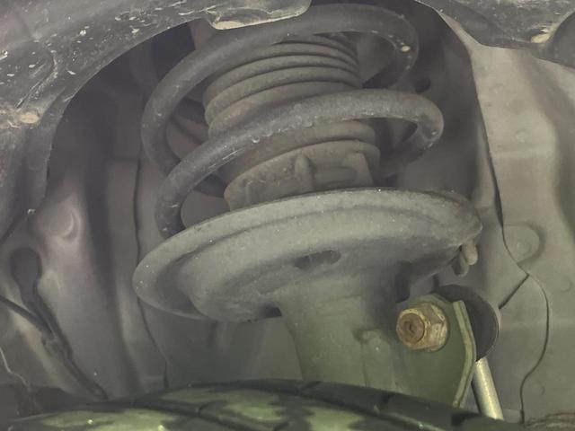 アクア Sスタイルブラック 後期 純正ナビ バックカメラ 衝突軽減 コーナーセンサー オートハイビーム 車線逸脱警報 先行車発進告知機能 オートエアコン スマートキー 横滑り防止装置 Bluetooth CD再生 ドアバイザー(20枚目)