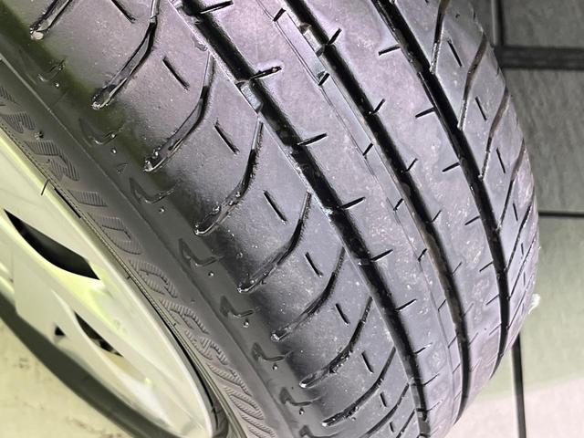 アクア Sスタイルブラック 後期 純正ナビ バックカメラ 衝突軽減 コーナーセンサー オートハイビーム 車線逸脱警報 先行車発進告知機能 オートエアコン スマートキー 横滑り防止装置 Bluetooth CD再生 ドアバイザー(33枚目)