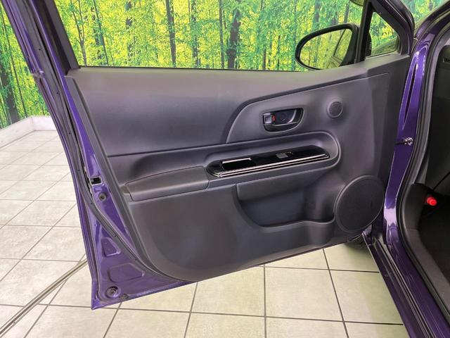 アクア Sスタイルブラック 後期 純正ナビ バックカメラ 衝突軽減 コーナーセンサー オートハイビーム 車線逸脱警報 先行車発進告知機能 オートエアコン スマートキー 横滑り防止装置 Bluetooth CD再生 ドアバイザー(42枚目)