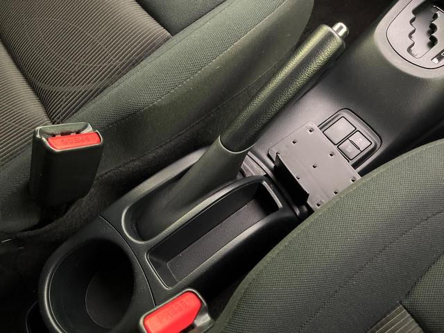 アクア Sスタイルブラック 後期 純正ナビ バックカメラ 衝突軽減 コーナーセンサー オートハイビーム 車線逸脱警報 先行車発進告知機能 オートエアコン スマートキー 横滑り防止装置 Bluetooth CD再生 ドアバイザー(48枚目)