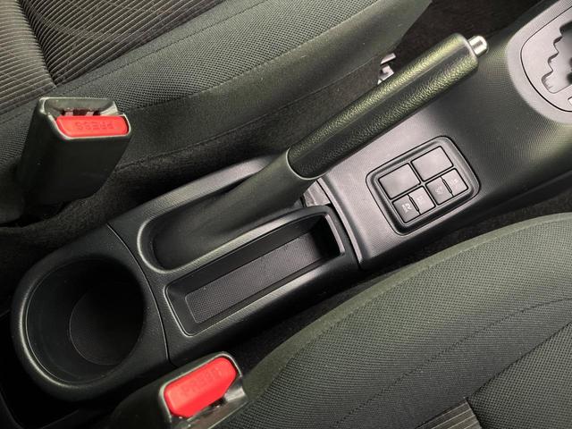 アクア Sスタイルブラック 後期 純正ナビ バックカメラ 衝突軽減 コーナーセンサー オートハイビーム 車線逸脱警報 先行車発進告知機能 オートエアコン スマートキー 横滑り防止装置 Bluetooth CD再生 ドアバイザー(51枚目)